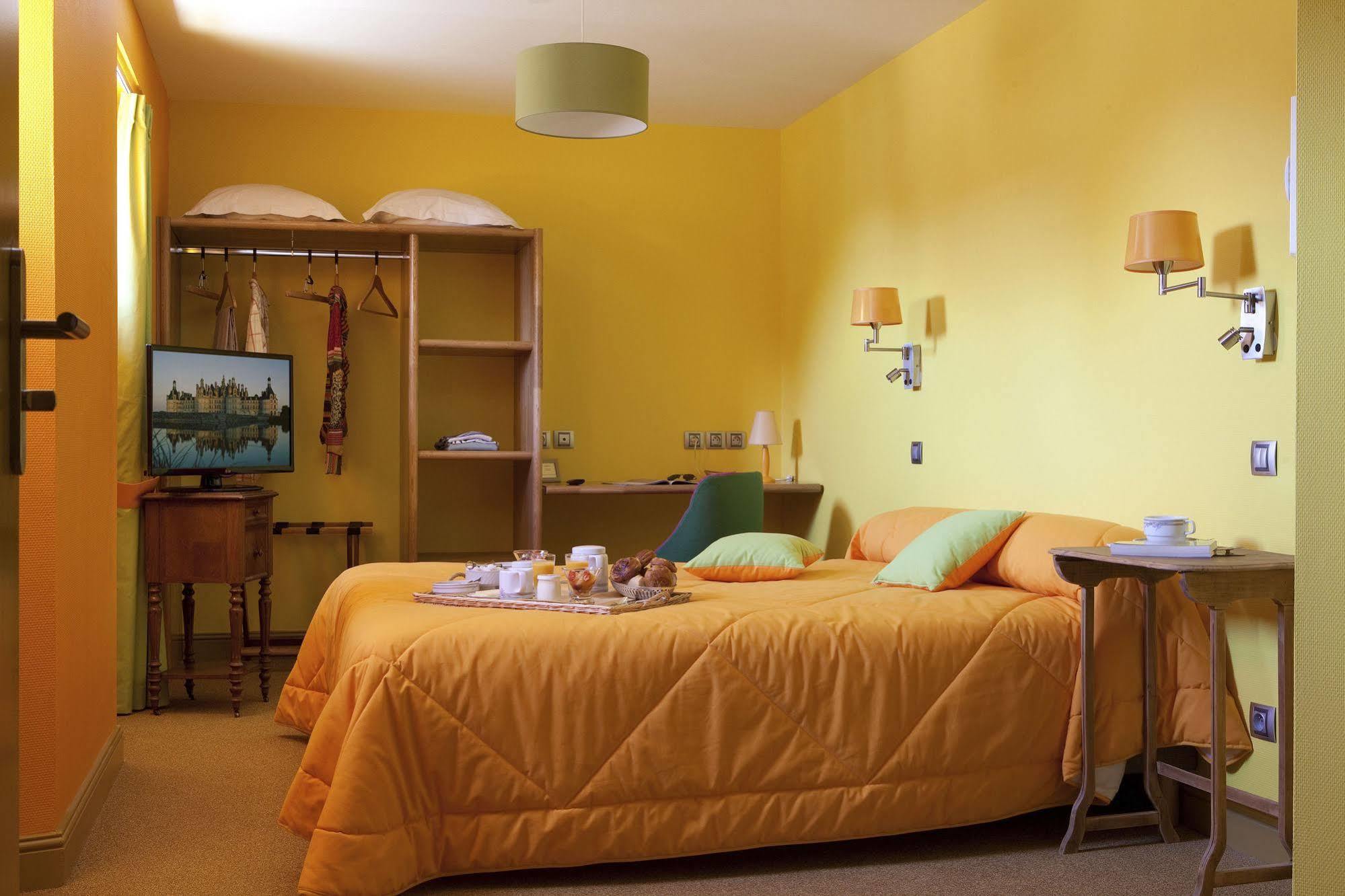 Logis Hotel O En Couleur Oucques-la-Nouvelle Exteriör bild